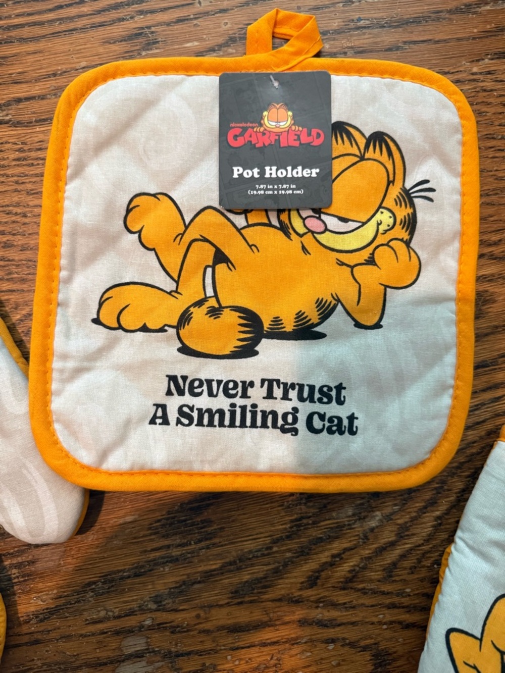 Garfield Oven Mitt and Mini Mitt Set - Orange & White - Picture 4 of 5